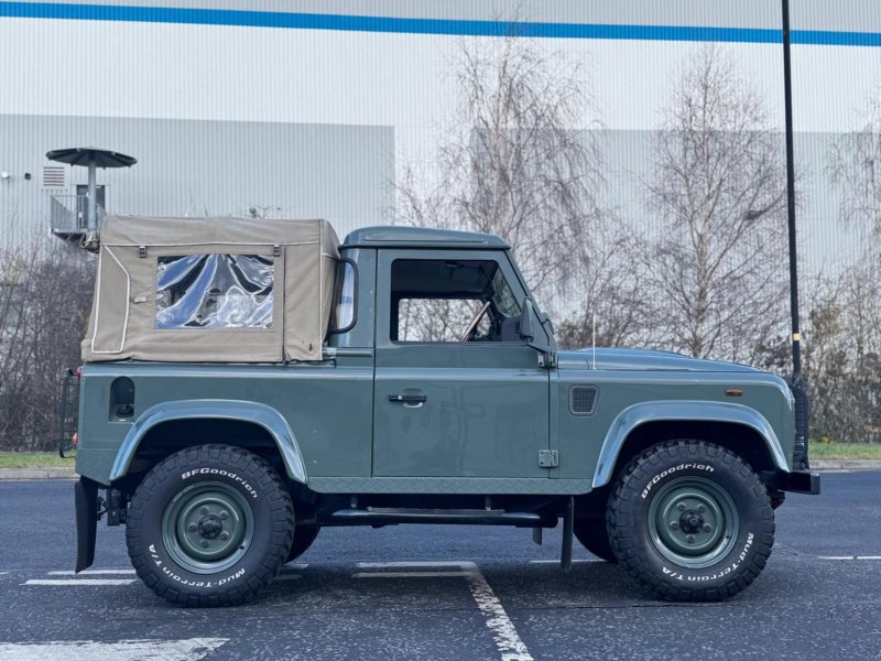 LAND ROVER DEFENDER 90